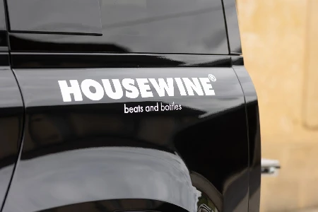 HOUSEWINE-logo op de zwarte Defender.
