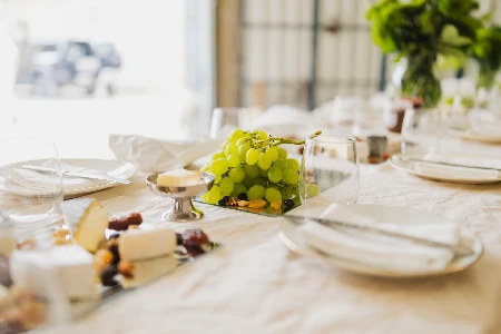 Lange, sfeervol gedekte tafel van HOUSEWINE À TABLE met lokale gerechten en wijn.